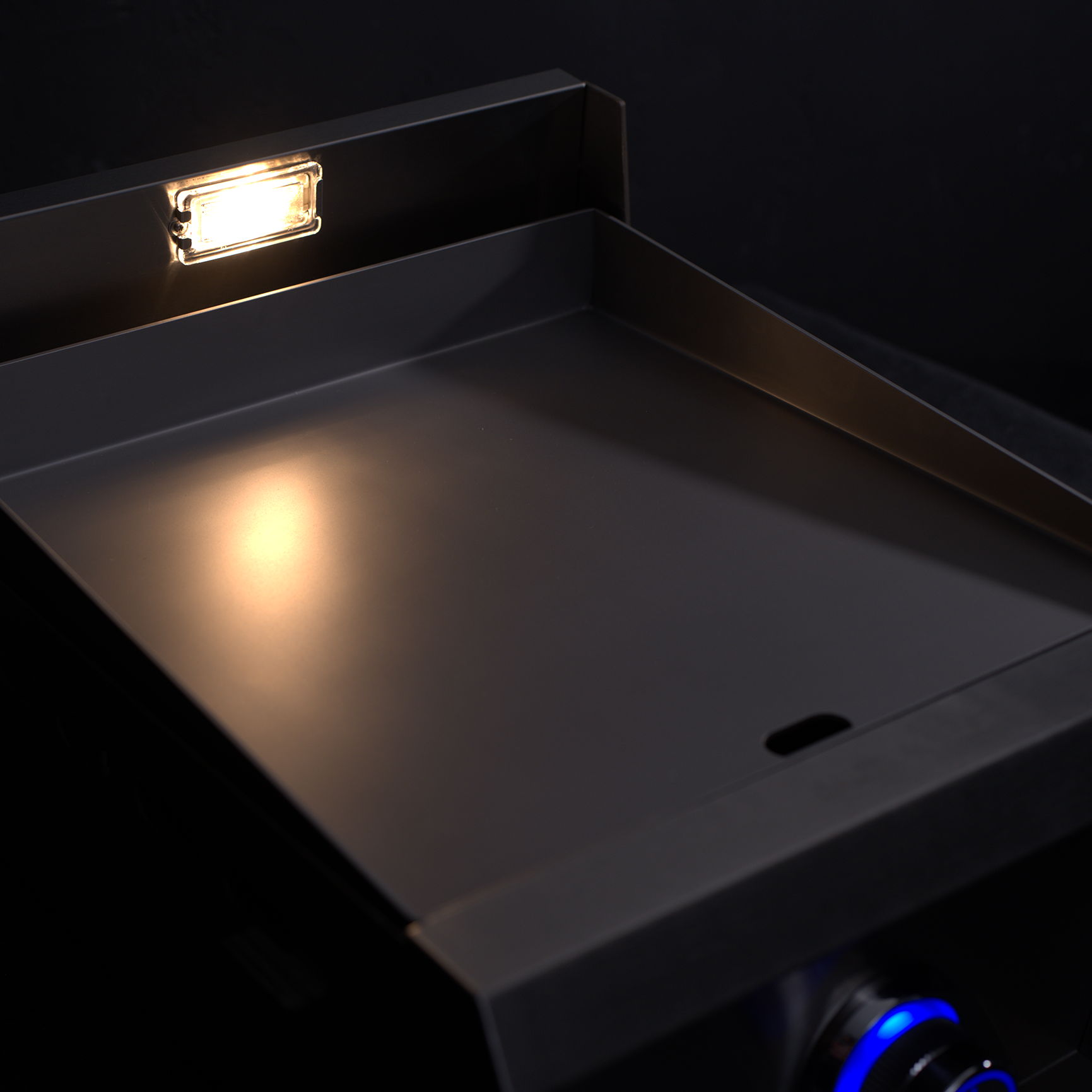 OML40P3 halogen light lit up at night